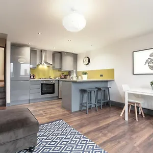 the-penthouse-albion-mews.hotelsin-chester.com/